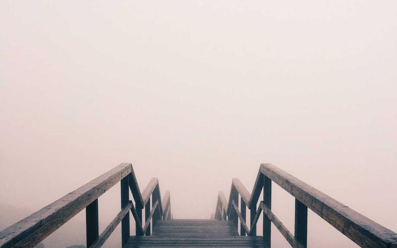 华体会科技办公环境与团队成员在现代化会议室中讨论体育赛事数字化方案